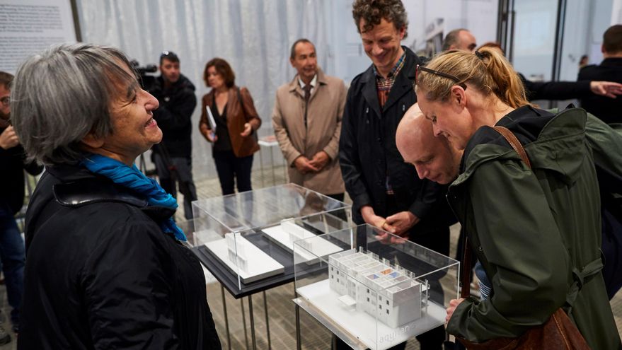 La arquitecta francesa Anne Lacaton (i), muestra la maqueta de un proyecto. EFE/Alejandro García/Archivo