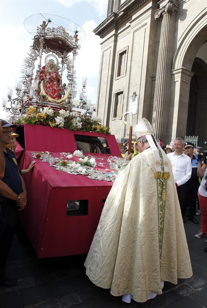 El obispo de la diócesis de canarias, Francisco Cases, recibe a la Virgen del Pino a su llegada a la catedral de Las Palmas tras recorrer 25 kilómetros desde Teror en su bajada 51 y acompañada por unos 200.000 peregrinos. EFE/Elvira Urquijo A.