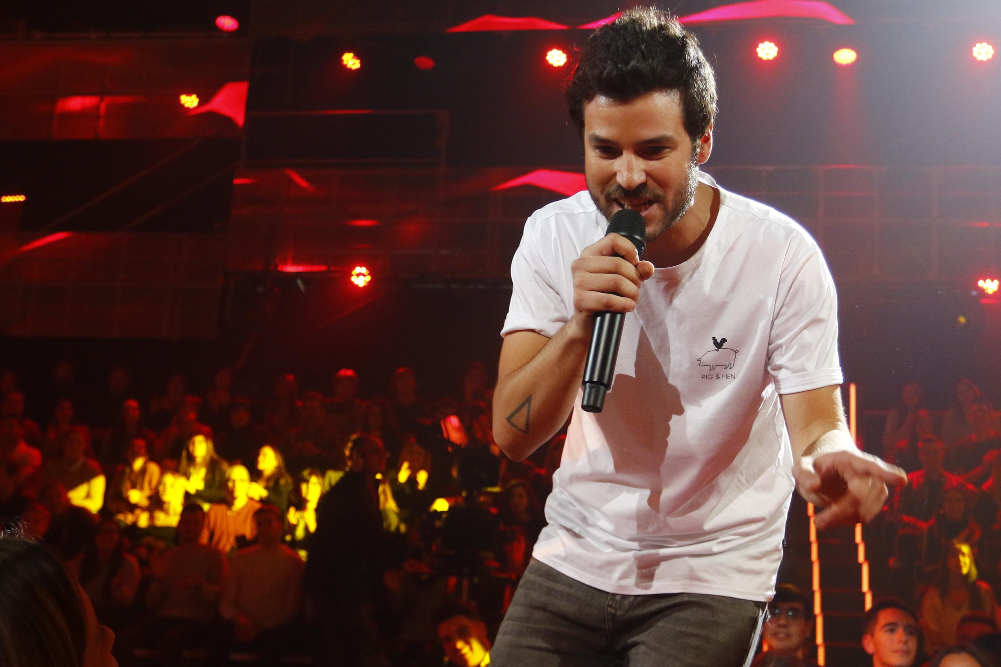 Willy Bárcenas, líder del grupo Taburete, cantando en la Gala 6 de OT 2017