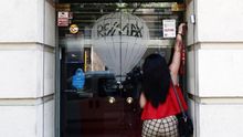 Una persona abre su negocio en el Barrio de Goya en Madrid. Con todas las autonomías en fase 1 o 2 del proceso de desconfinamiento, la economía española avanza a diferentes velocidades en su recuperación con la apertura de restaurantes, terrazas o comercios, aunque con aforos limitados..