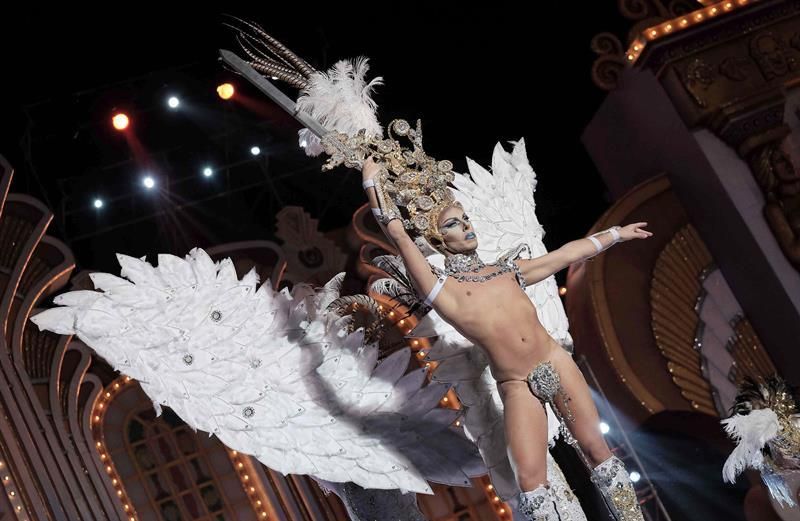 Drag Vanderbilt, con la fantasía "Athan inmortal"