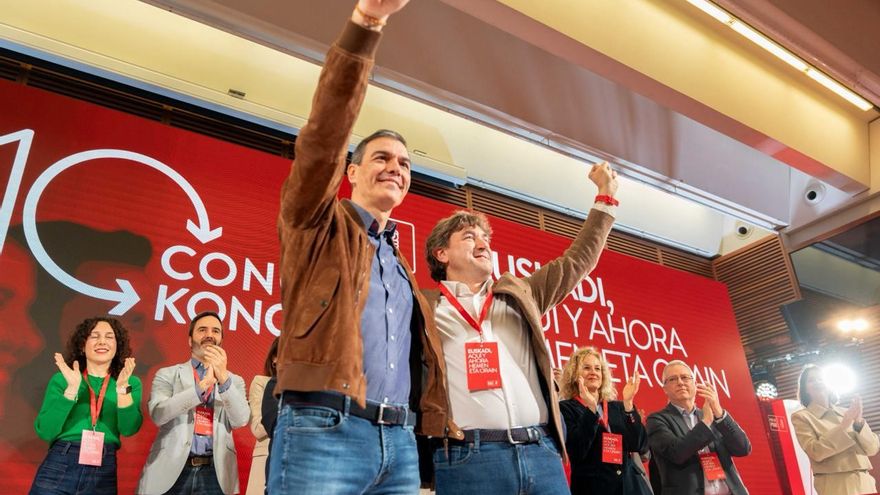 Pedro Sánchez arropa a Eneko Andueza en su reelección al frente de los socialistas vascos, un "pilar" del PSOE