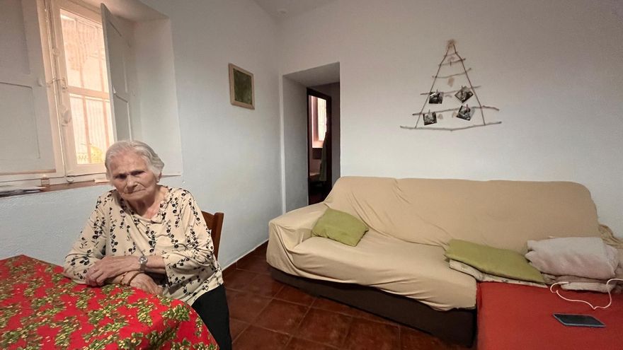 Rebelión en Cádiz: "El barrio más antiguo de Occidente" se moviliza contra el desahucio de su vecina más longeva