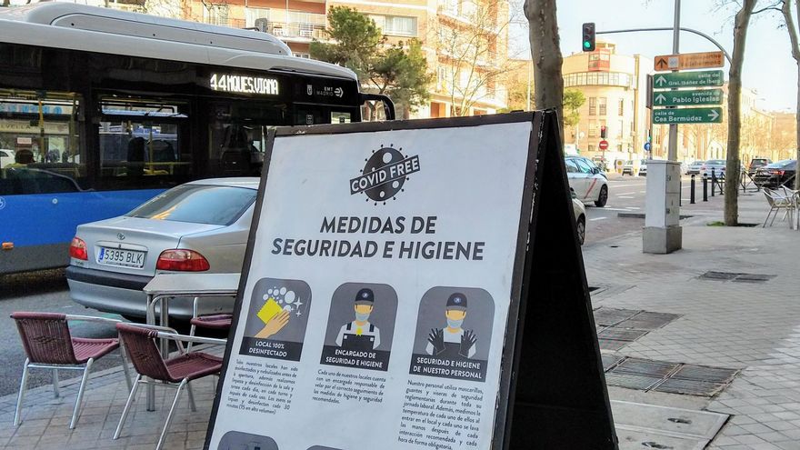 Cartel en la zona confinada de San Francisco de Sales haciendo alusión a medidas anticovid-19