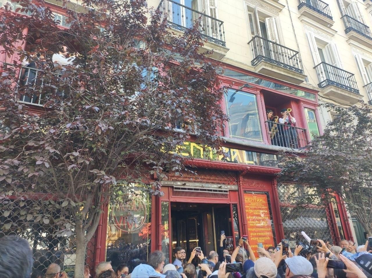 Los músicos han comenzado a tocar frente a la multitud en un balcón de Café Central en su sede original, el último de una larga historia de momentazos musicales en este local.