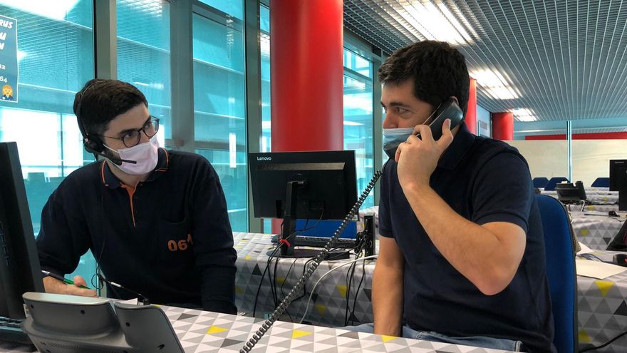 Veteranos del Real Zaragoza colaboran con el 061 haciendo llamadas a pacientes de COVID; en la imagen, Jesús García Sanjuán al teléfono junto a un trabajador del 061
