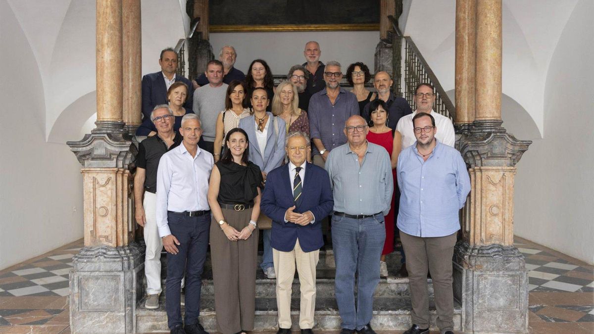 El presidente de la Diputación de Córdoba, Salvador Fuentes, en la foto de familia del Encuentro Europeo de Ciudades de la Cerámica.