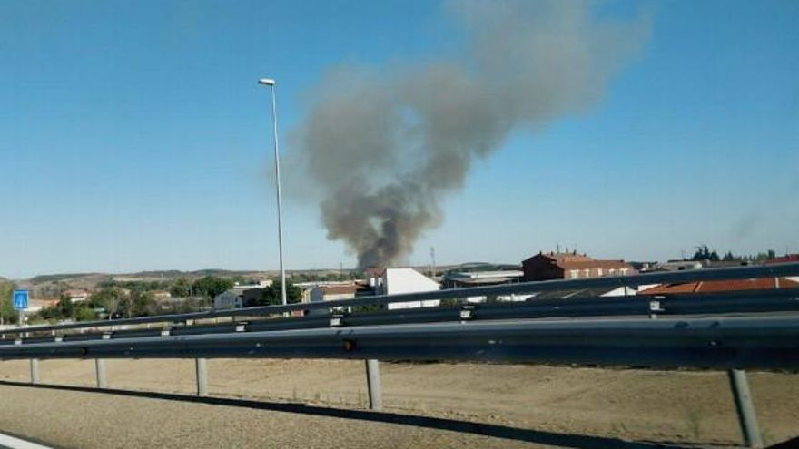 Otra vista de la columna de humo del incendio de unas hierbas en Puente Castro.