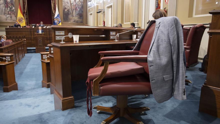 Uno de los sillones del salón de plenos del Parlamento de Canarias
