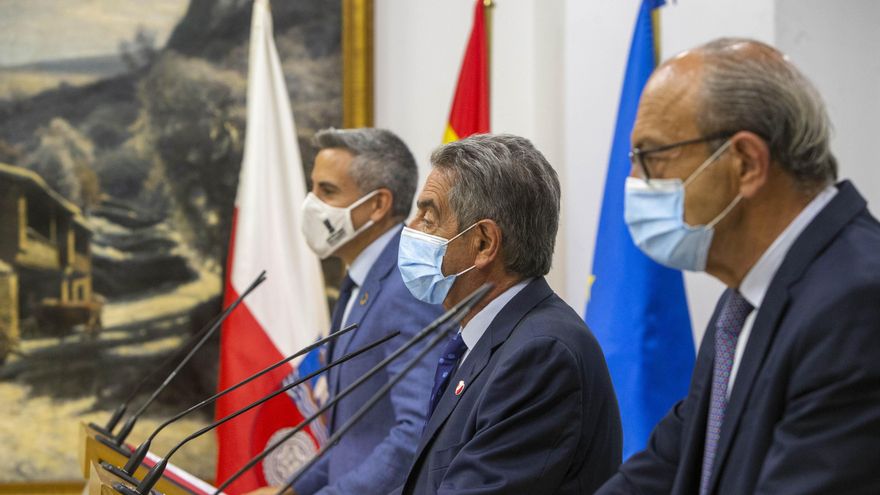 El presidente, el vicepresidente y el consejero de Industria de Cantabria durante la rueda de prensa.
