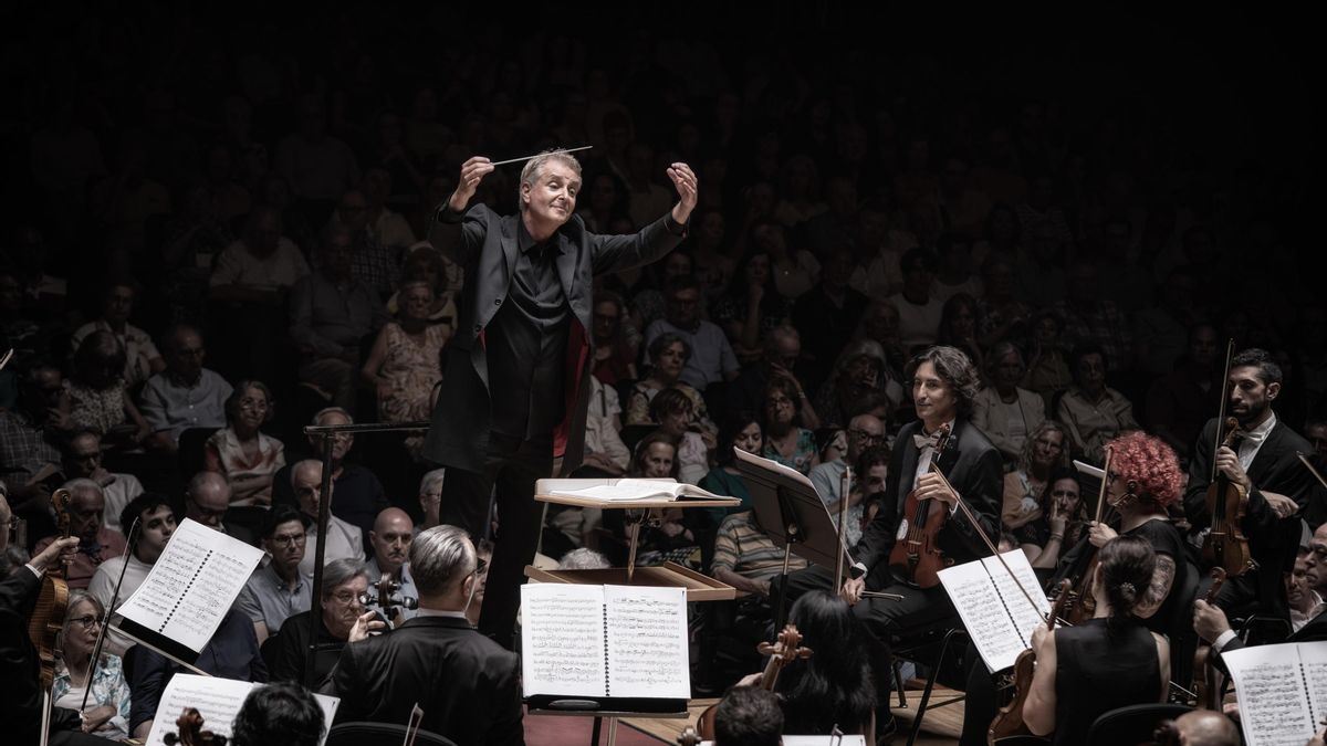 Alexander Liebreich en un momento de la interpretación