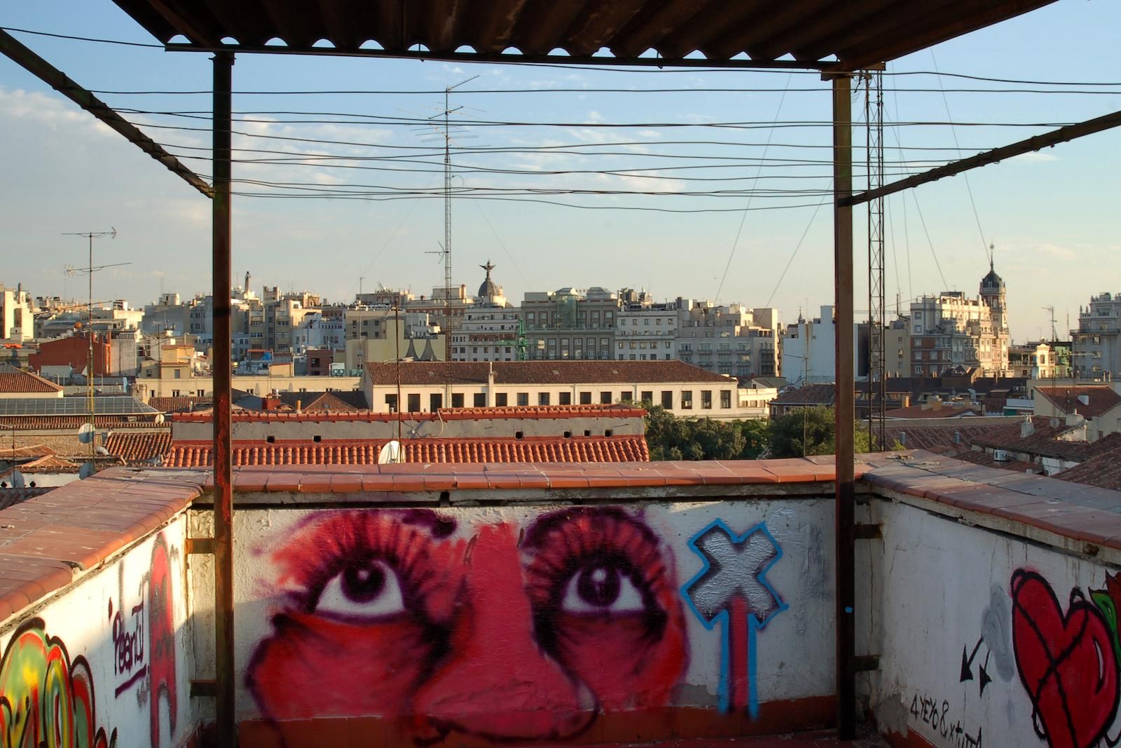 La terraza del edificio de la calle Acuerdo, en el céntrico barrio de Malasaña en Madrid, en el mes de julio de 2007, en los primeros días de la okupación