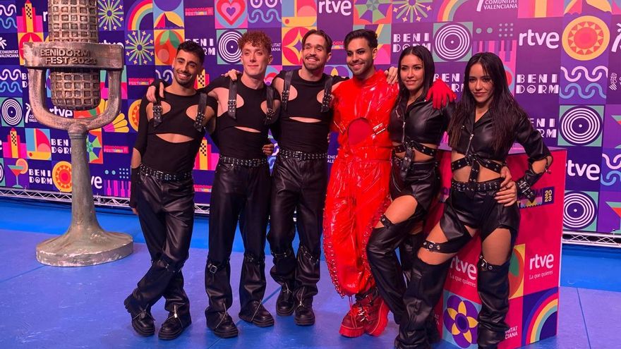 Agoney y sus bailarines tras la primera semifinal del Benidorm Fest 2023