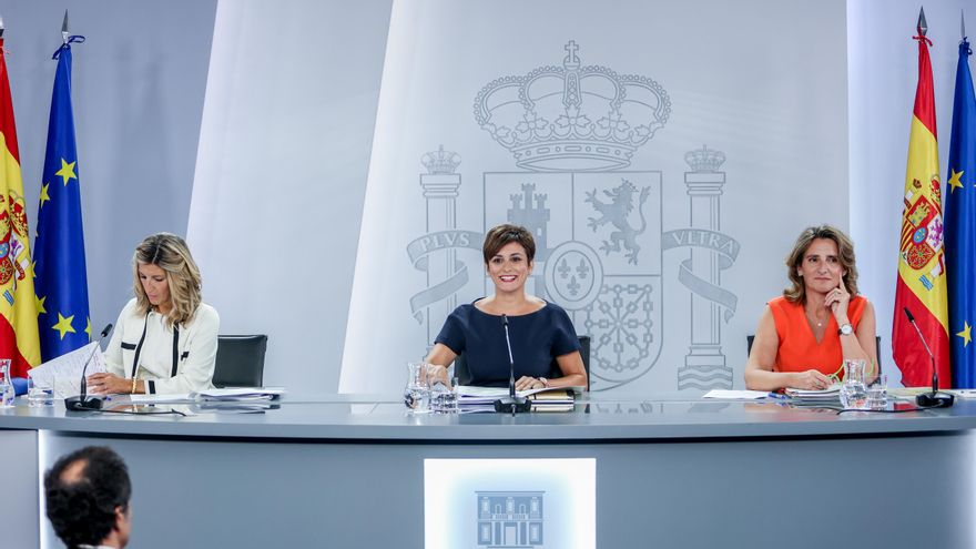 La ministra de Trabajo, Yolanda Díaz; la ministra de Política Territorial y portavoz del Gobierno, Isabel Rodríguez; y la vicepresidenta tercera y ministra para la Transición Ecológica, Teresa Ribera.