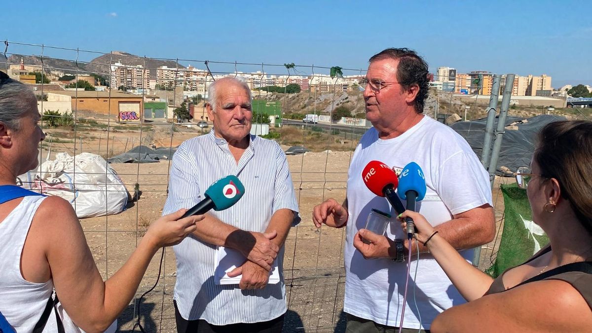 Fulgencio Sánchez (i), de la Asociación de Vecinos del Sector Estación, y Antonio Fernández, vecino afectado, atendiendo a los medios de comunicación.