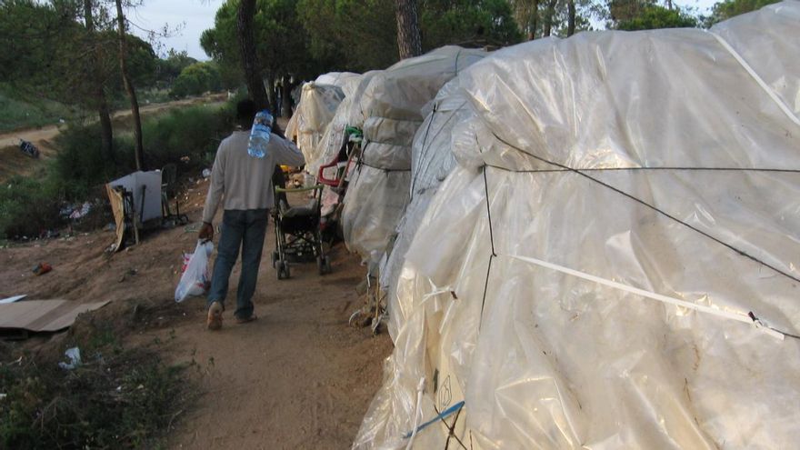 Andalucía inicia su plan para erradicar asentamientos chabolistas: "Hay gente viviendo bajo plásticos con 40 grados"