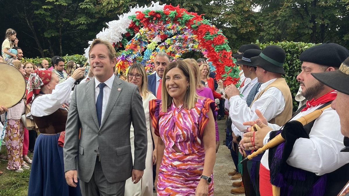 La presidenta de Cantabria, María José Sáenz de Buruaga, y el alcalde de Reocín, Pablo Diestro, en el Día de las Instituciones