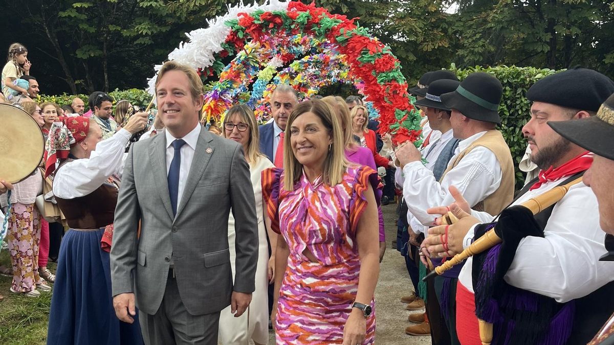 La presidenta de Cantabria, María José Sáenz de Buruaga, y el alcalde de Reocín, Pablo Diestro, en el Día de las Instituciones
