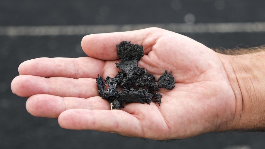 Además de lava, el volcán también está expulsando ceniza y trozos de picón