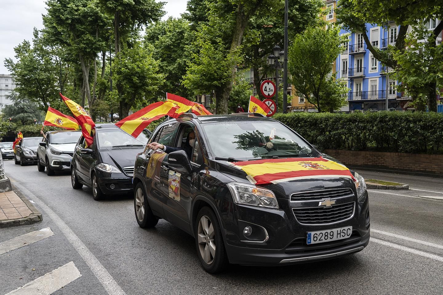 Coches con banderas de España en la 'caravana' de Vox en Santander. | JOAQUÍN GÓMEZ SASTRE