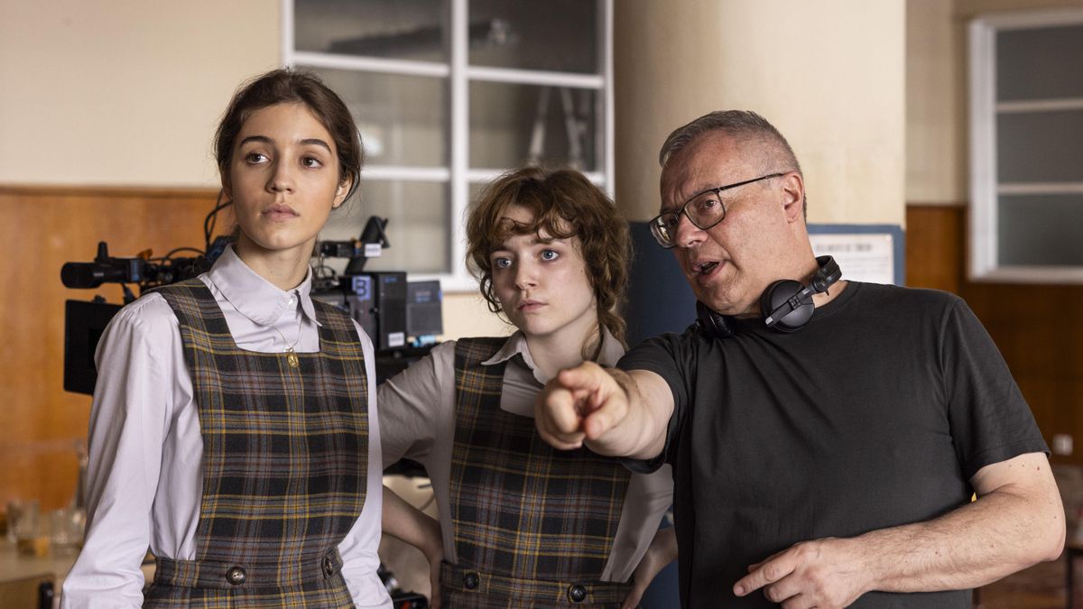 Daniel Monzón, junto a las actrices Zoe Bonafonte y Manuela Calle