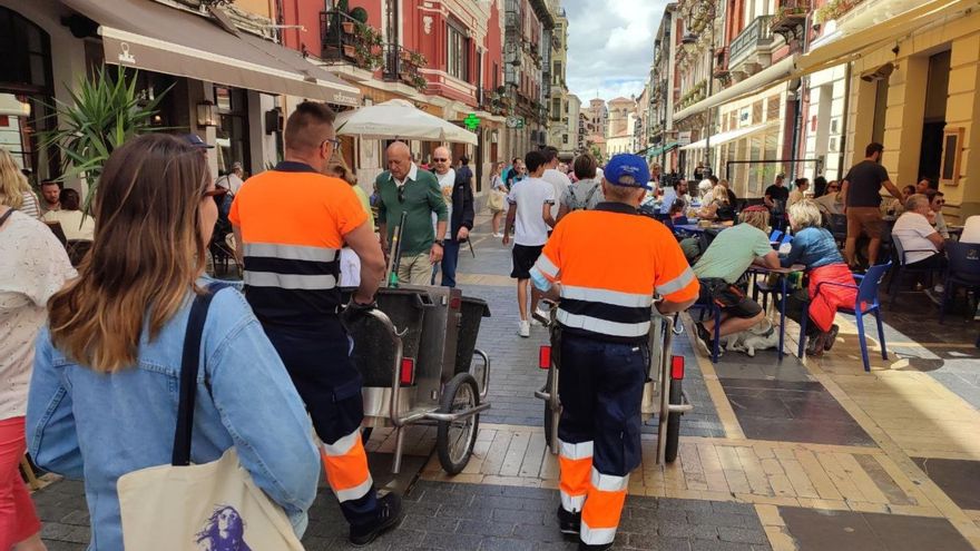 Operarios municipales de limpieza en la Calle Ancha de León.