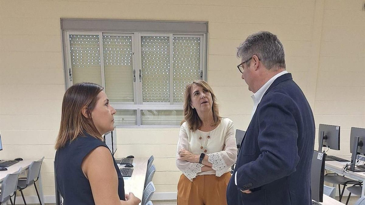 La subdelegada destaca la modernización de los exámenes de la DGT con el sistema digital