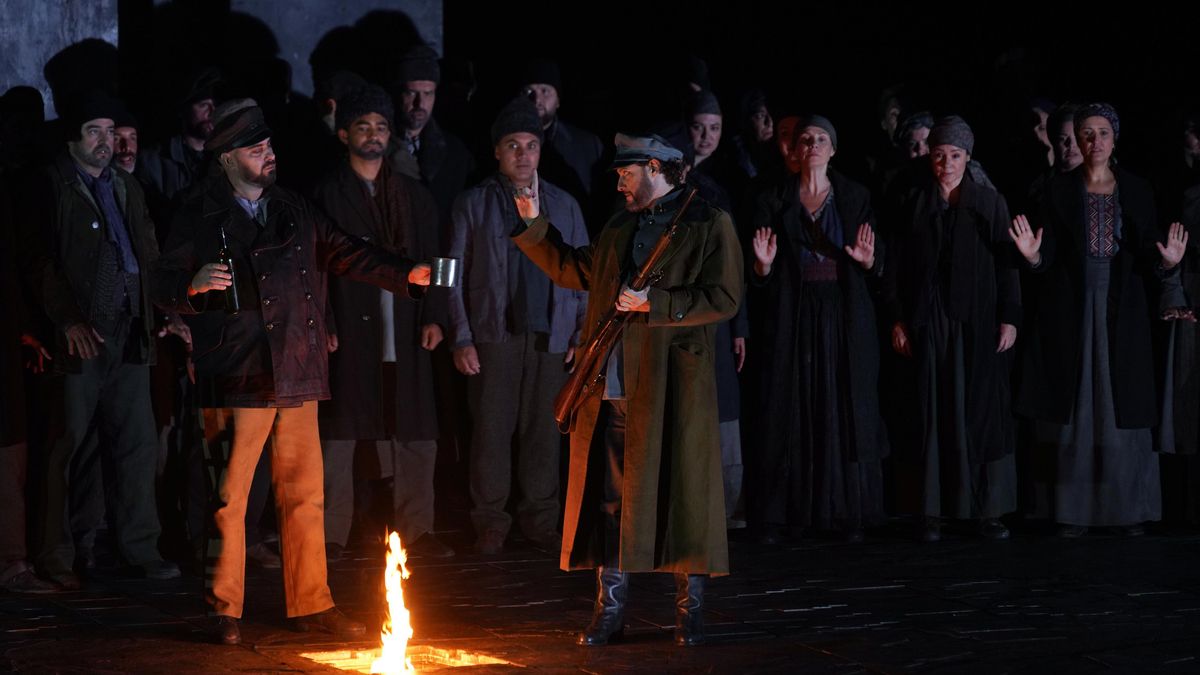 Gabriele Viviani como Iago, Airam Hernández en el papel de Cassio y el Coro Titular del Teatro Real