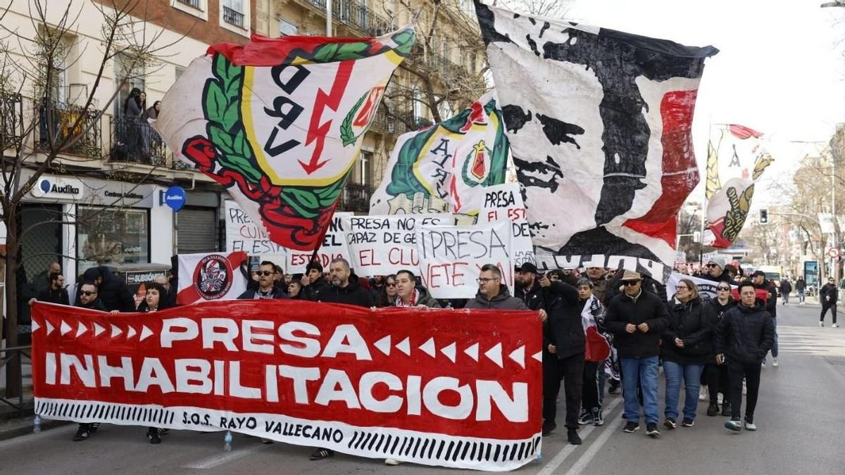 Hartazgo por un Rayo que sigue sin jugar en Vallecas: la oposición pide que el barrio "tenga voz" y la afición sale a la calle