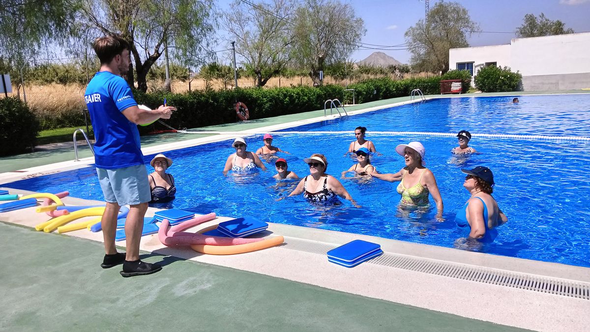 Vecinas de Zarcilla de Ramos en la última clase de Aquagym de la temporada.