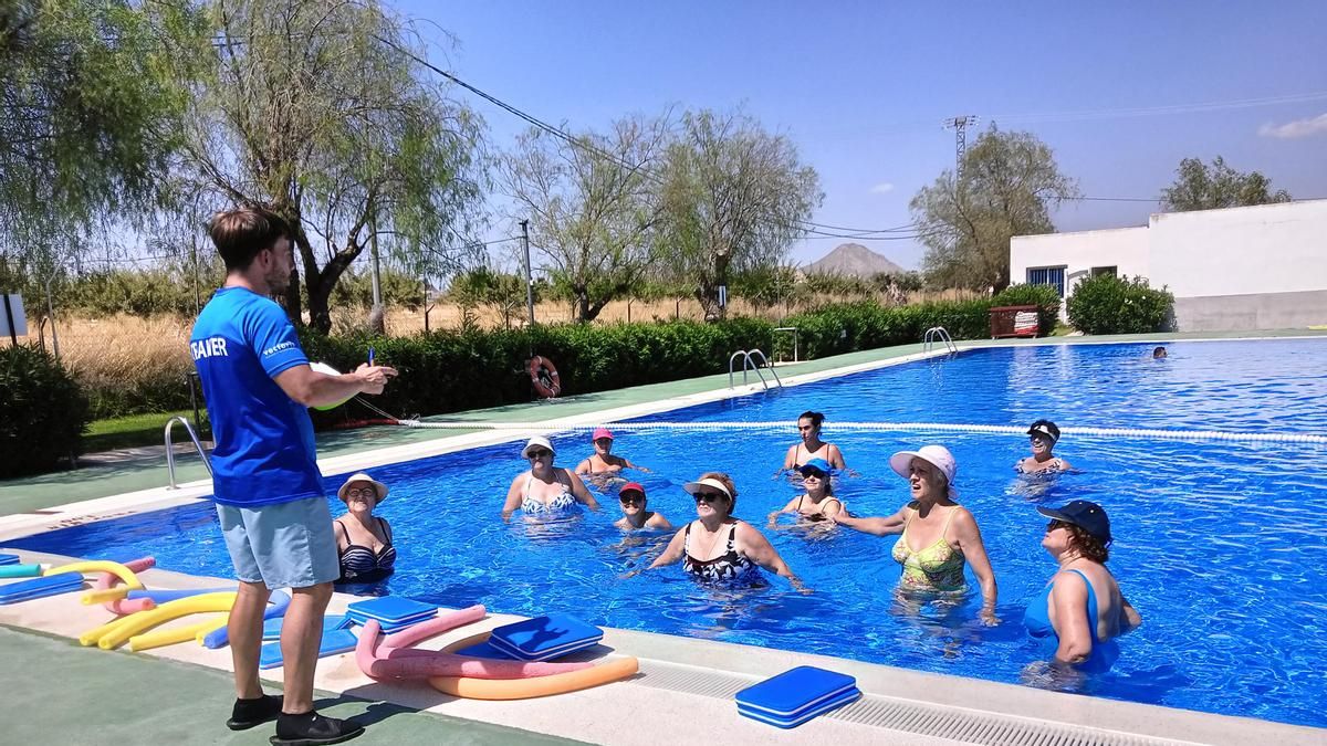 Vecinas de Zarcilla de Ramos en la última clase de Aquagym de la temporada.