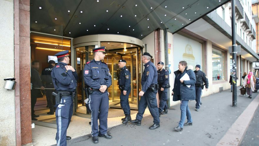 Oficiales de policía hacen guardia frente a un hotel en Innsbruck, capital del estado de Tirol, después de que se confirmaran dos casos de coronavirus en febrero.