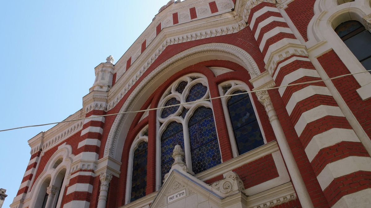 Ladrillo y piedra en la Sinagoga de Brasov.