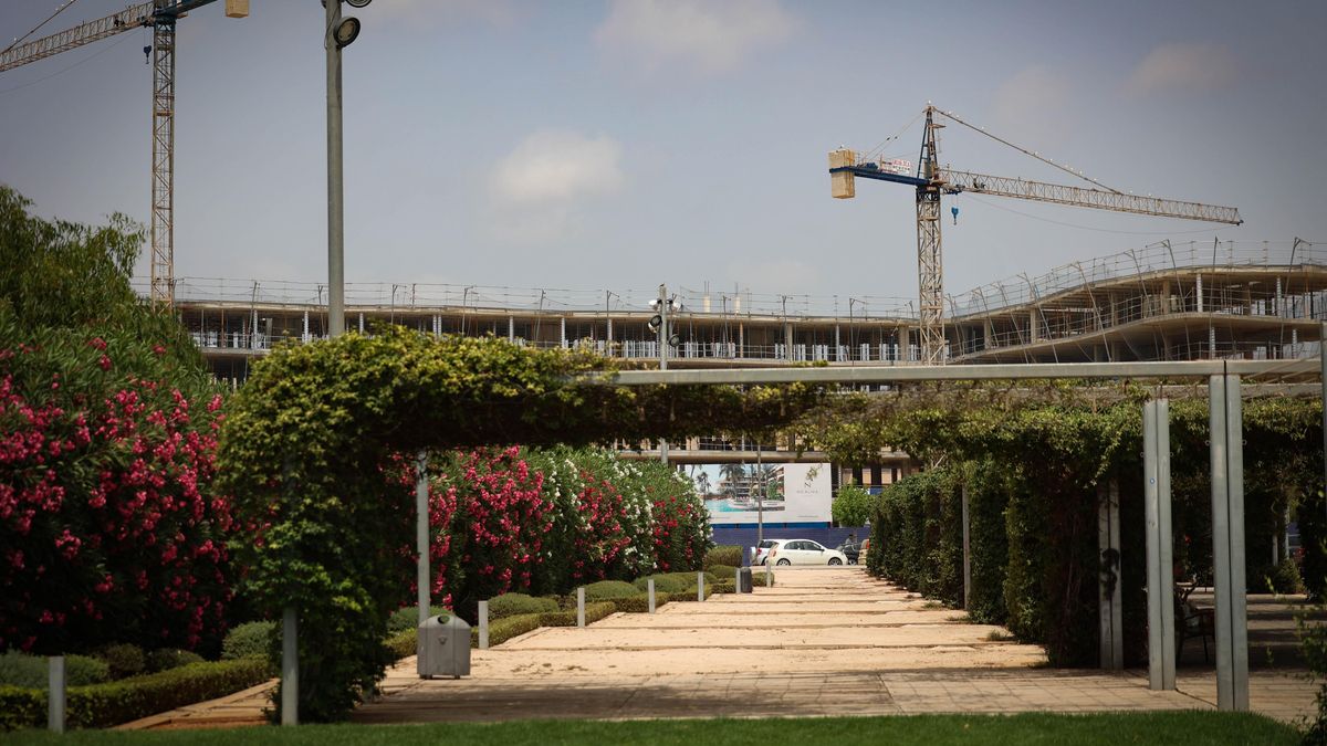 Grúas y estructura en construcción de la nueva promoción de 95 viviendas de lujo impulsada por el Grupo NCalma