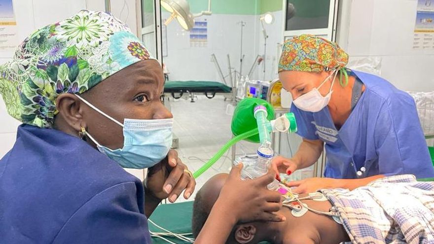 Viajar para operar: sanitarios andaluces aterrizan en Gambia, el país con un solo cirujano pediátrico