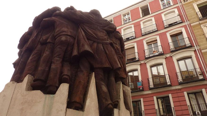 El día que llegaron la estatua de El Abrazo de Genovés y el 'tamayazo' a Madrid