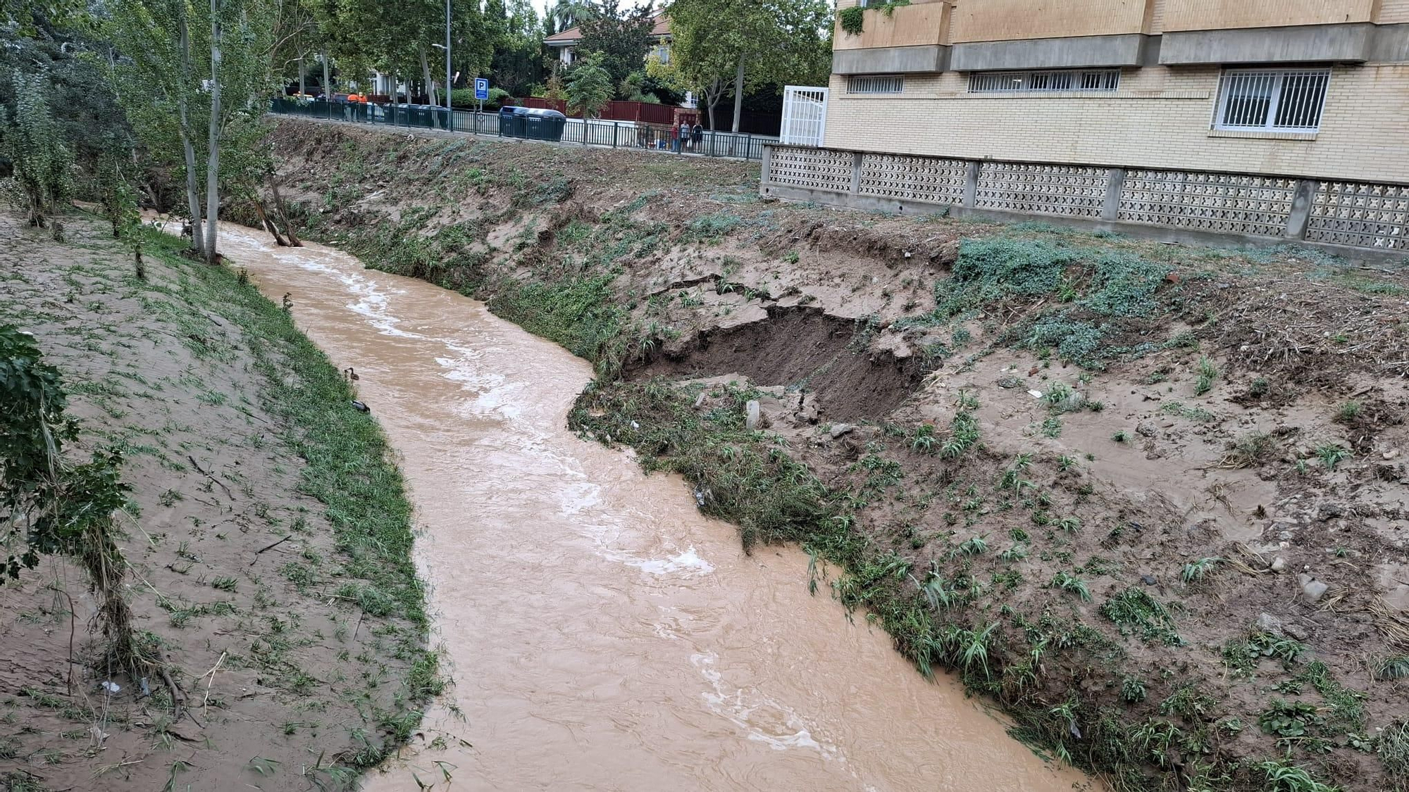 El río Huerva a su paso por Cuarte, con una ladera a punto de caer..