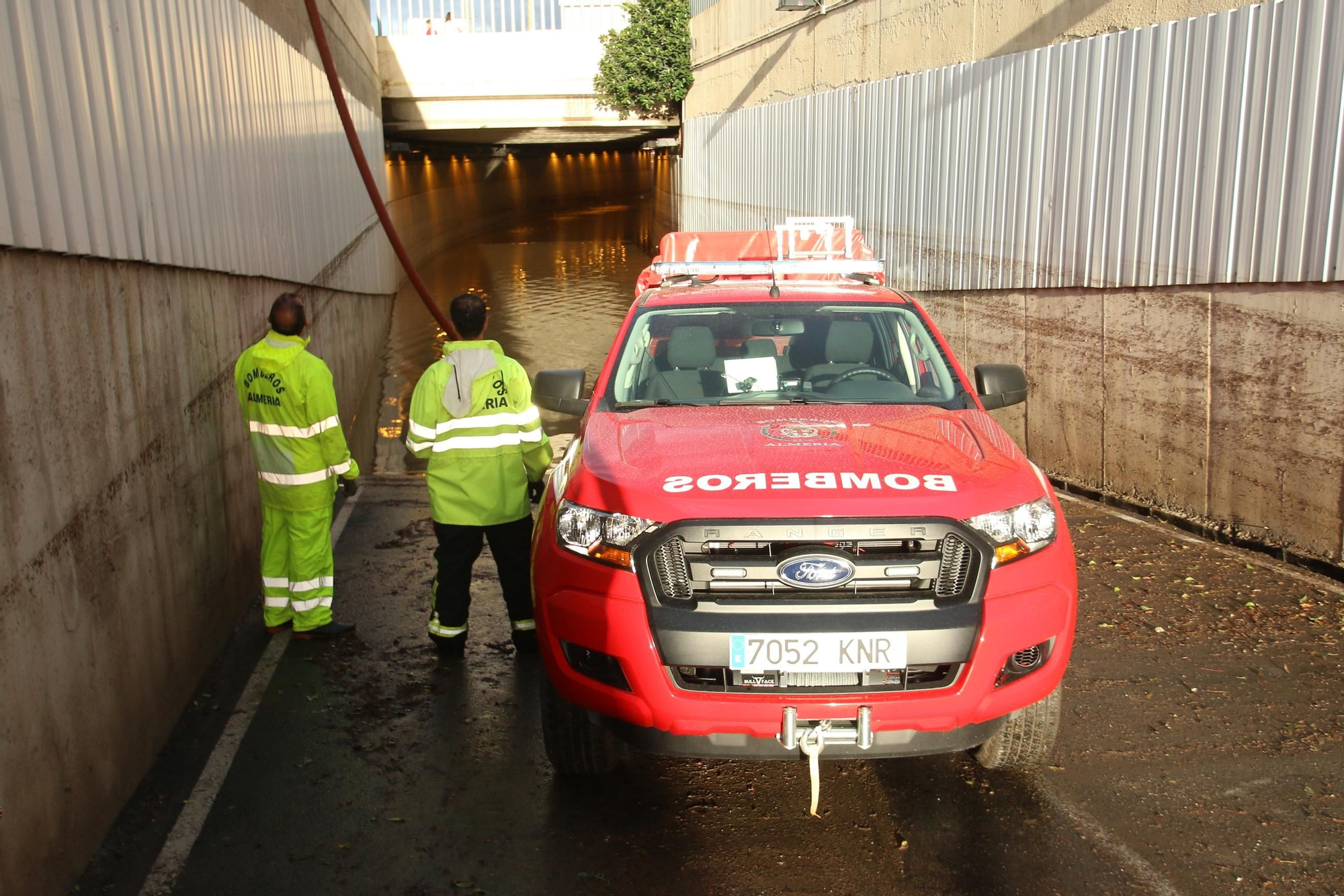 Bomberos a la entrada del tunel anegado por el temporal donde ha muerto una persona /Foto: Rafael González (EP)