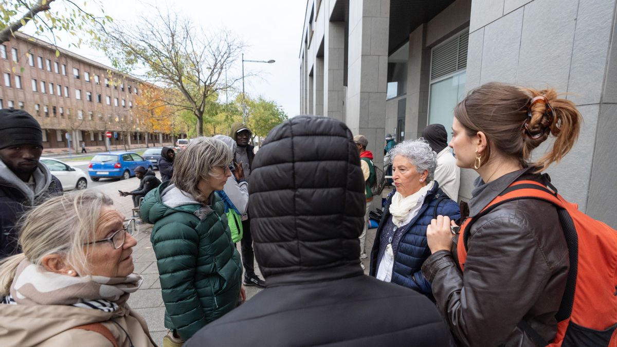 Las voluntarias, hablando con los malienses. Al fondo, la Policía Nacional