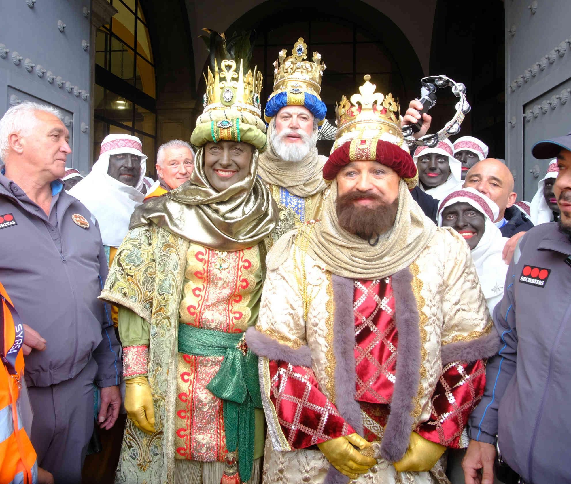 Los tres Reyes Magos, camino de sus carrozas tras la coronación
