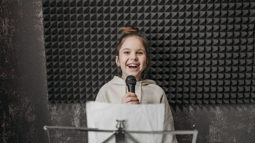 “Ayuda a regular sus emociones y sube su autoestima”: todos los beneficios de aprender a hablar en público desde niños