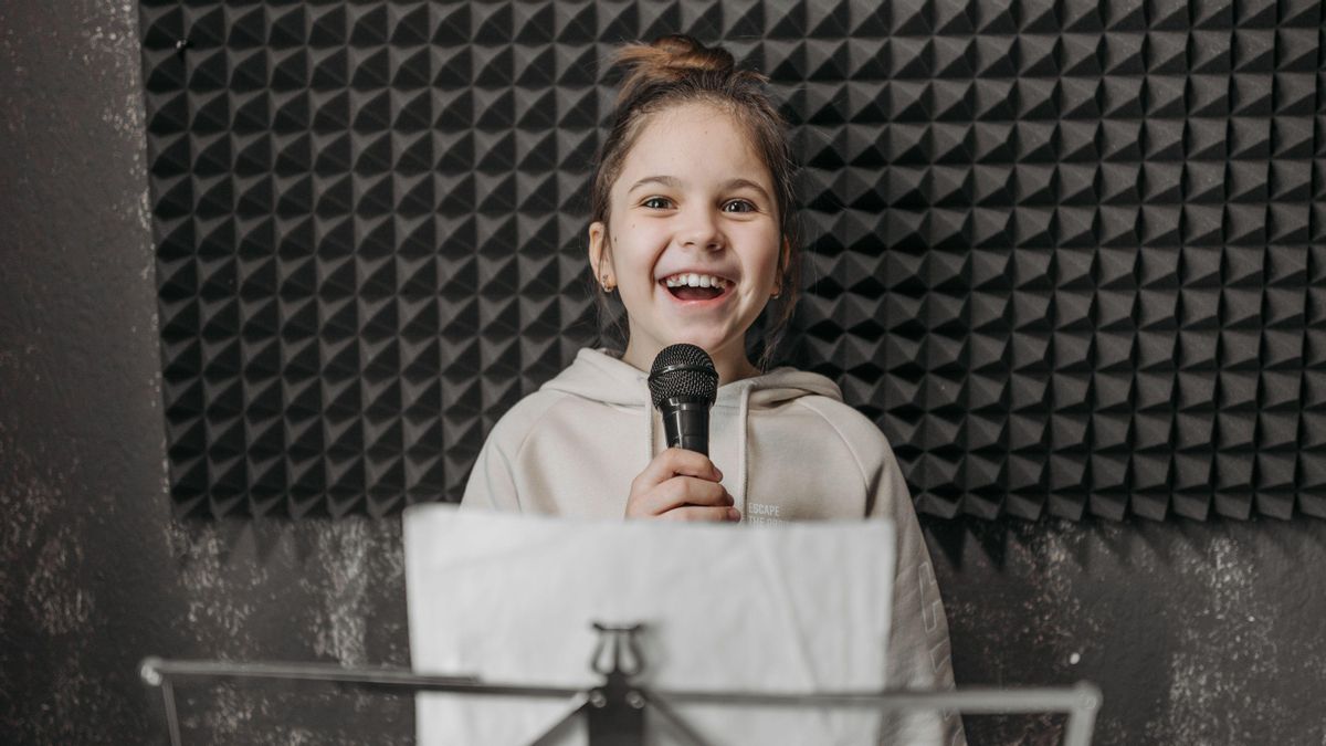 “Ayuda a regular sus emociones y sube su autoestima”: todos los beneficios de aprender a hablar en público desde niños