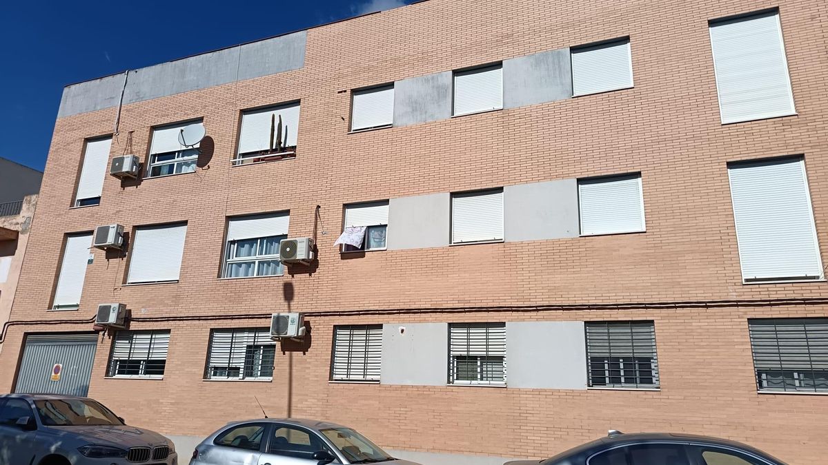 En el edificio de la calle Verdad, en el barrio de Palmete, viven menores y enfermos graves