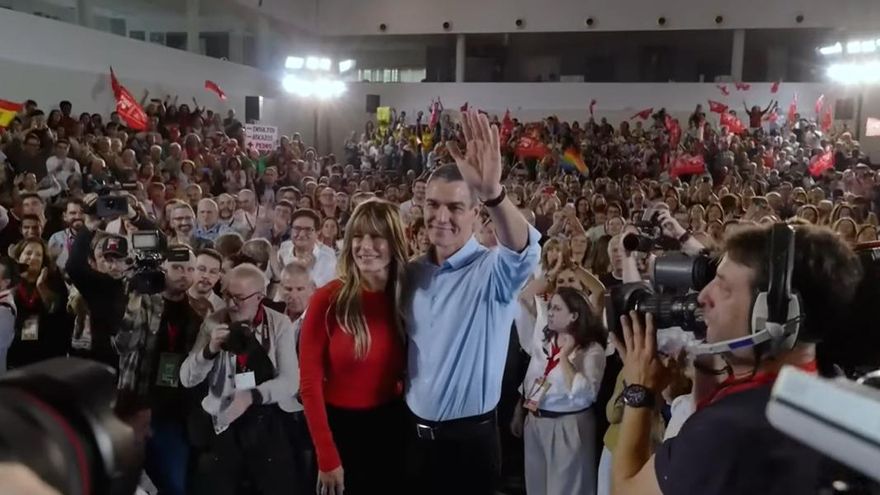 Pedro Sánchez y Begoña Gómez, en el mitin del PSOE en Fuenlabrada.
