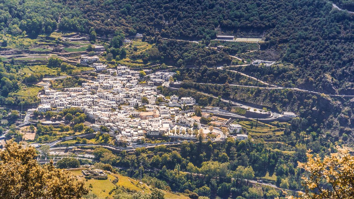 No es Vejer ni Frigiliana: este pueblo blanco de Andalucía es encanto y artesanía