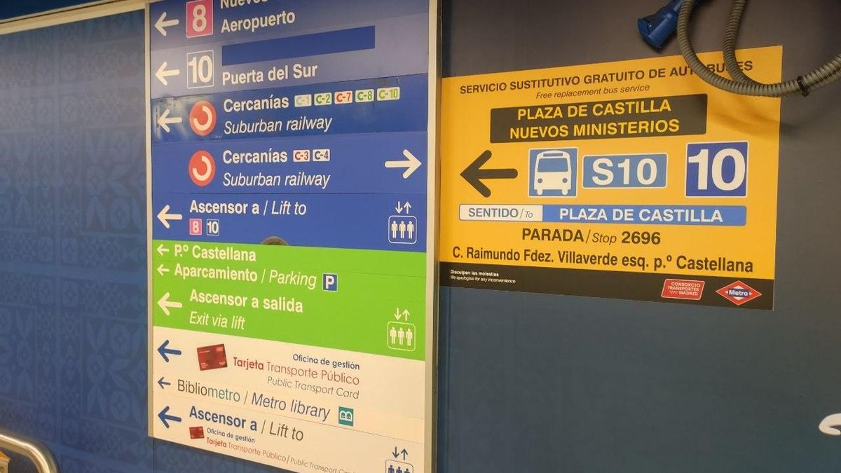 Cartel que guía hacia el bus sustitutivo y con las correspondencias de Nuevos Ministerios. La de la línea 10 ya solo indica la dirección Puerta del Sur y no Hospital Infanta Sofía.