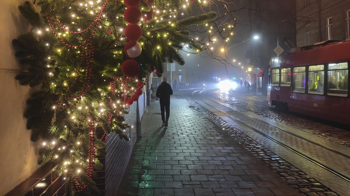 Decoraciones navideñas en las calles de Leópolis, en el oeste de Ucrania.
