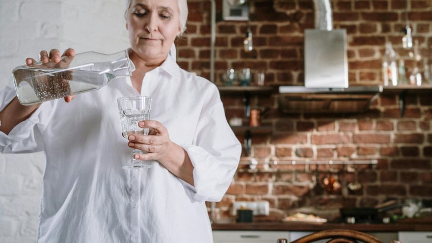 ¿Cuánto dura una botella de agua abierta?