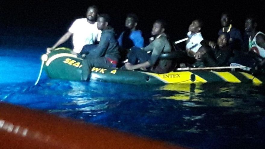 Rescatadas 72 personas a bordo de dos pateras, una de ellas en muy mal estado con agua en su interior