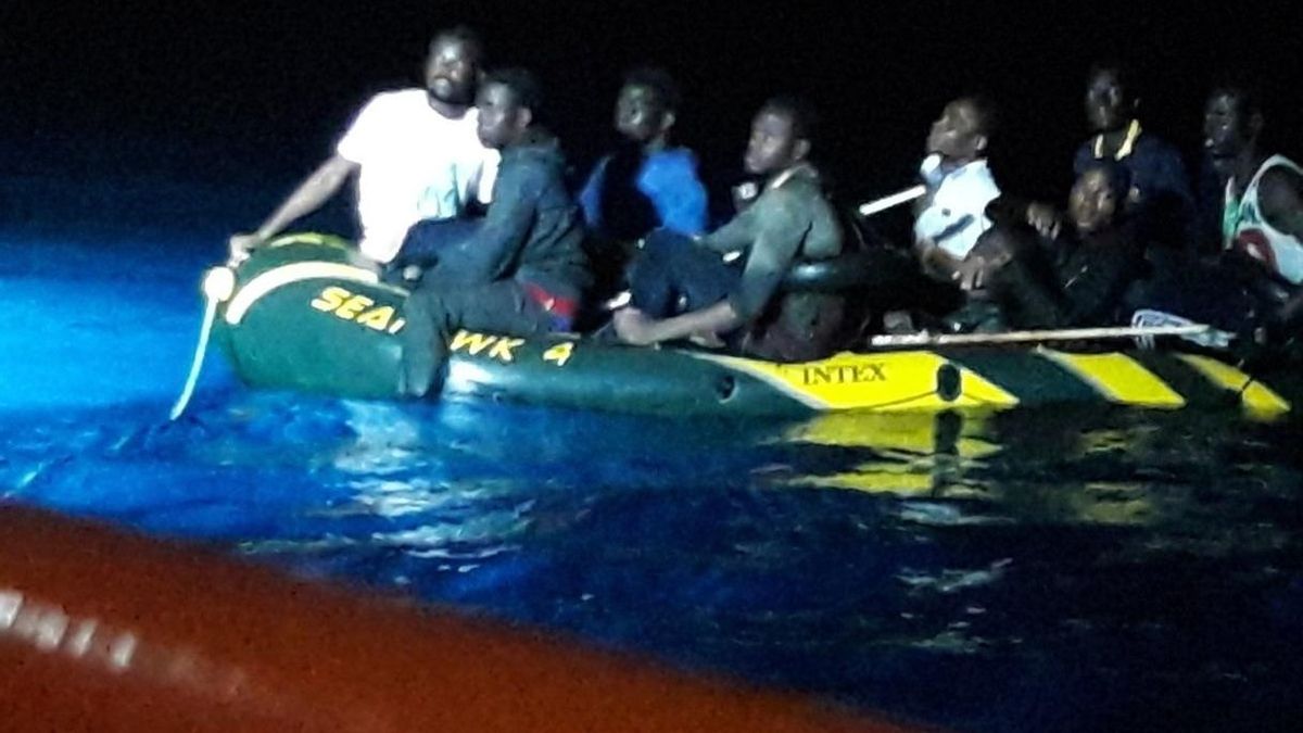 Rescatadas 72 personas a bordo de dos pateras, una de ellas en muy mal estado con agua en su interior